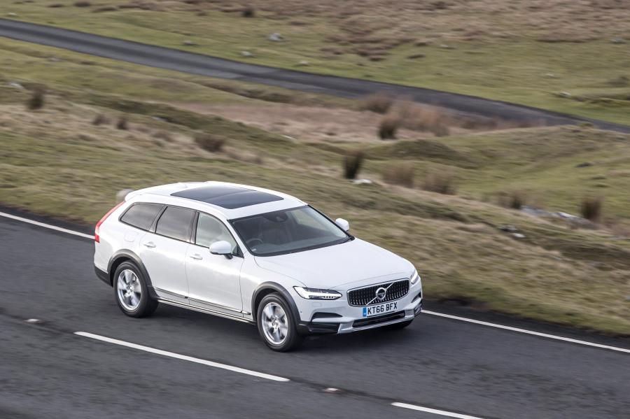  Volvo V90 D4 Cross Country 2017 года  (UK) (фото 10 из 40)